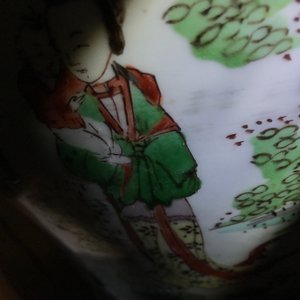Een Chinese wucai dekselvaas met figuren in een landschap, Transitie periode — foto 18