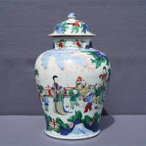 Een Chinese wucai dekselvaas met figuren in een tuin, zegelmerk, Transitie periode — foto 30