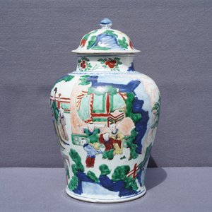 Een Chinese wucai dekselvaas met figuren in een tuin, zegelmerk, Transitie periode — foto 31