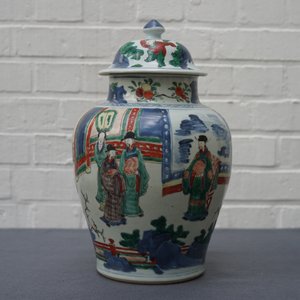 Een Chinese wucai dekselvaas met figuren, Transitie periode — foto 7