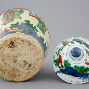 Een Chinese wucai dekselvaas, Transitie periode, 1620-1683 — foto 6
