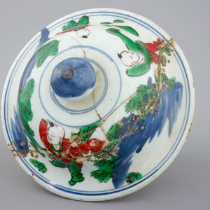Een Chinese wucai dekselvaas, Transitie periode, 1620-1683 — foto 7