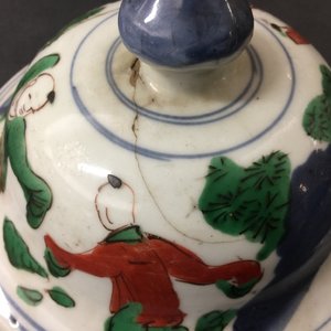 Een Chinese wucai dekselvaas, Transitie periode, 1620-1683 — foto 10