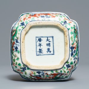 Een Chinese wucai 'draken' dekseldoos, Wanli merk, 18/19e eeuw — foto 10