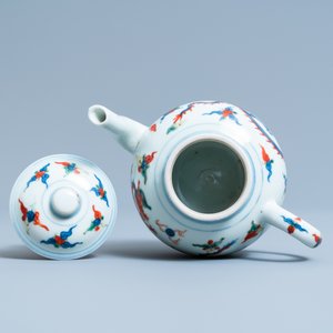 Een Chinese wucai 'draken' theepot met deksel, Republiek — foto 6