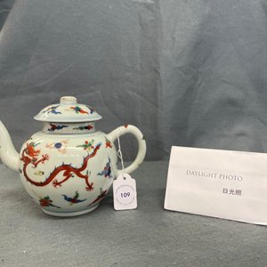 Een Chinese wucai 'draken' theepot met deksel, Republiek — foto 8