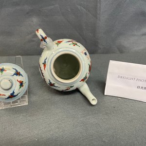 Een Chinese wucai 'draken' theepot met deksel, Republiek — foto 10