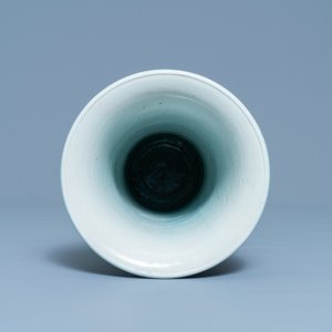 Een Chinese wucai 'gu' vaas met een feniks, Shunzhi — foto 5
