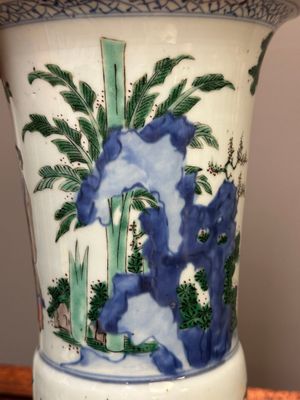 Een Chinese wucai 'gu' vaas met figuratief decor, Transitie periode — foto 11