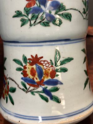 Een Chinese wucai 'gu' vaas met figuratief decor, Transitie periode — foto 12