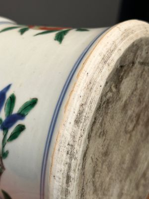 Een Chinese wucai 'gu' vaas met figuratief decor, Transitie periode — foto 14