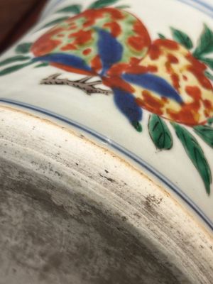 Een Chinese wucai 'gu' vaas met figuratief decor, Transitie periode — foto 16