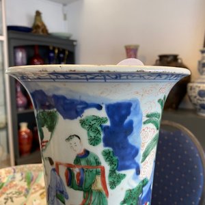 Een Chinese wucai 'gu' vaas met verhalend decor, Shunzhi — foto 19