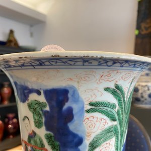Een Chinese wucai 'gu' vaas met verhalend decor, Shunzhi — foto 23