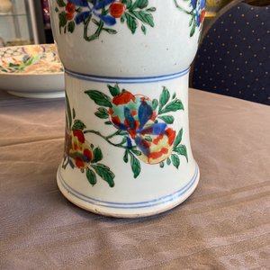 Een Chinese wucai 'gu' vaas met verhalend decor, Shunzhi — foto 26