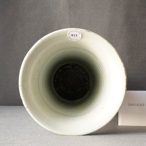 Een Chinese wucai 'gu' vaas met verhalend decor, Shunzhi — foto 31