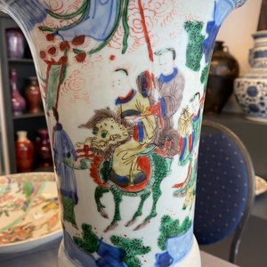 Een Chinese wucai 'gu' vaas met verhalend decor, Shunzhi — foto 8