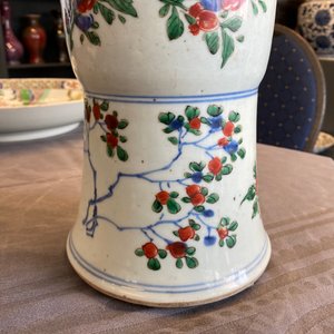 Een Chinese wucai 'gu' vaas met verhalend decor, Shunzhi — foto 10