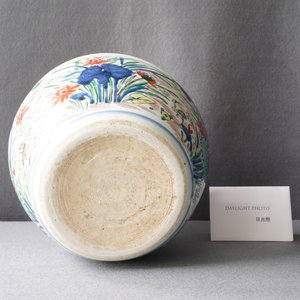 Een Chinese wucai jardinière met kraanvogels bij een lotusvijver, Transitie periode — foto 11