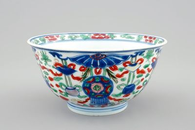 Een Chinese wucai kom met boeddhistische emblemen, Shunzhi, 1643-1661