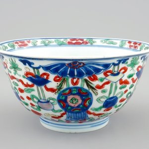 Een Chinese wucai kom met boeddhistische emblemen, Shunzhi, 1643-1661 — foto 1