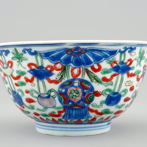 Een Chinese wucai kom met boeddhistische emblemen, Shunzhi, 1643-1661 — foto 4