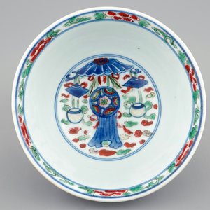 Een Chinese wucai kom met boeddhistische emblemen, Shunzhi, 1643-1661 — foto 6