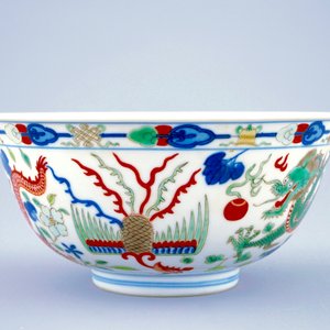 Een Chinese wucai kom met decor van draken en feniksen, Daoguang zegelmerk en periode — foto 2
