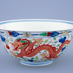 Een Chinese wucai kom met decor van draken en feniksen, Daoguang zegelmerk en periode — foto 7