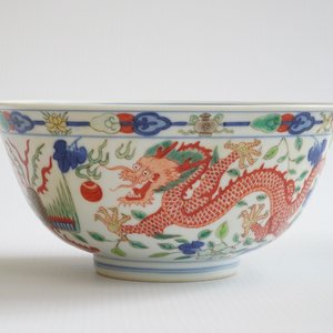 Een Chinese wucai kom met decor van draken en feniksen, Daoguang zegelmerk en periode — foto 8