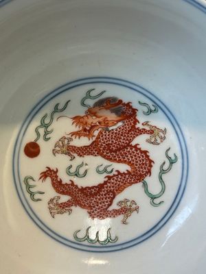 Een Chinese wucai kom met draken en feniksen, Daoguang merk en periode — foto 8