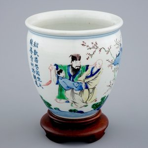 Een Chinese wucai penseelpot op houten sokkel, Transitie periode, 1620-1683 — foto 1