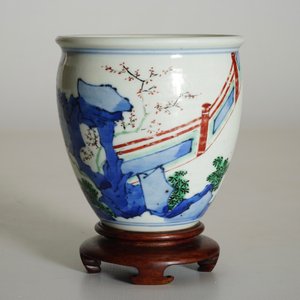Een Chinese wucai penseelpot op houten sokkel, Transitie periode — foto 16