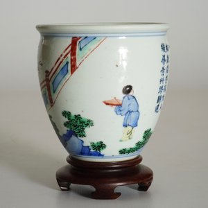 Een Chinese wucai penseelpot op houten sokkel, Transitie periode — foto 17