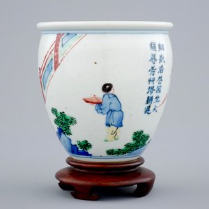 Een Chinese wucai penseelpot op houten sokkel, Transitie periode — foto 3
