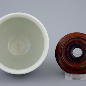 Een Chinese wucai penseelpot op houten sokkel, Transitie periode — foto 6