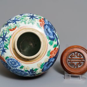Een Chinese wucai pot met floraal decor, Transitie periode — foto 5