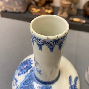 Een Chinese wucai rouleau vaas en een blauw-witte en koperrode vaas, 19/20e eeuw — foto 11