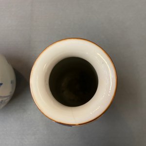 Een Chinese wucai rouleau vaas en een blauw-witte en koperrode vaas, 19/20e eeuw — foto 12