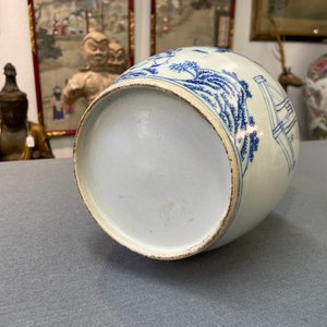 Een Chinese wucai rouleau vaas en een blauw-witte en koperrode vaas, 19/20e eeuw — foto 13