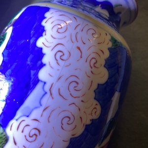 Een Chinese wucai rouleau vaas en een blauw-witte en koperrode vaas, 19/20e eeuw — foto 16