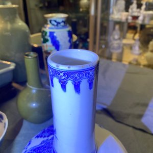 Een Chinese wucai rouleau vaas en een blauw-witte en koperrode vaas, 19/20e eeuw — foto 22