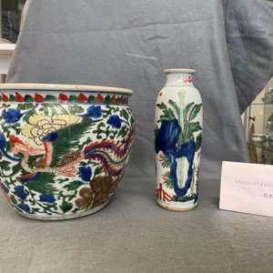 Een Chinese wucai rouleau vaas en een wierookbrander, Transitie periode — foto 21