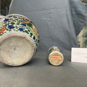 Een Chinese wucai rouleau vaas en een wierookbrander, Transitie periode — foto 23