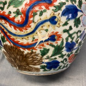 Een Chinese wucai rouleau vaas en een wierookbrander, Transitie periode — foto 9