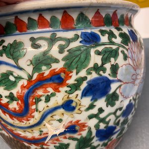 Een Chinese wucai rouleau vaas en een wierookbrander, Transitie periode — foto 10