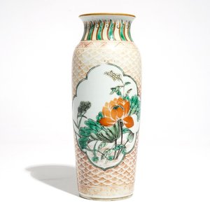 Een Chinese wucai rouleau vaas met florale medaillons, Transitie periode — foto 1