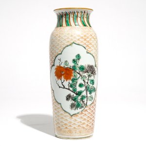Een Chinese wucai rouleau vaas met florale medaillons, Transitie periode — foto 3