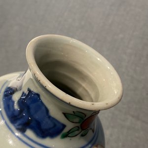 Een Chinese wucai rouleau vaas met spelende jongens, Transitie periode — foto 32
