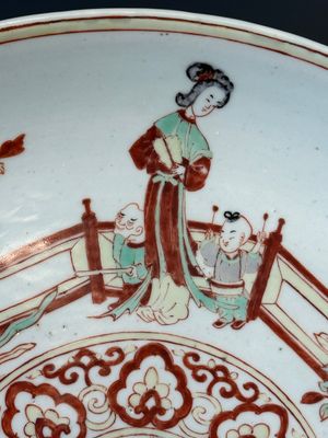 Een Chinese wucai schotel met figuratief en floraal decor, Jiajing merk, Transitie periode — foto 1
